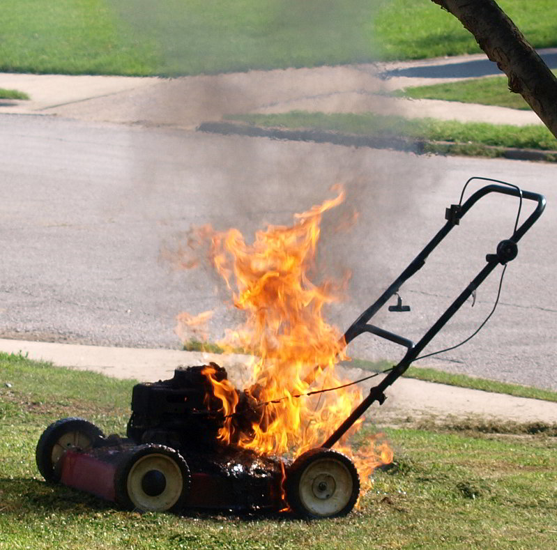 fel-pa-greasklippare-brinner-rok